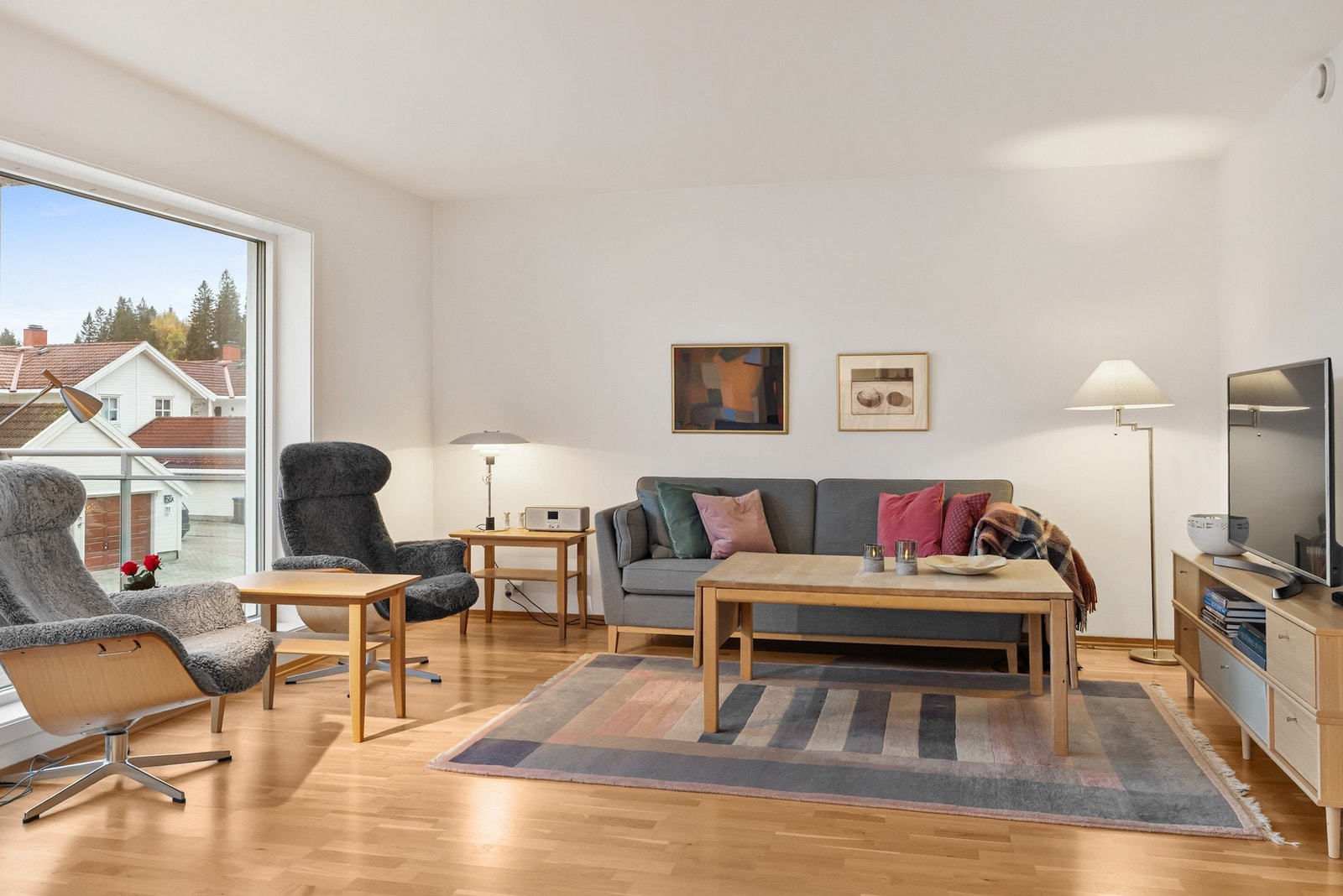 Lunt og behagelig med vannbåren gulvvarme som skaper en jevn varme og ekstra komfort gjennom hele året Galleribilde