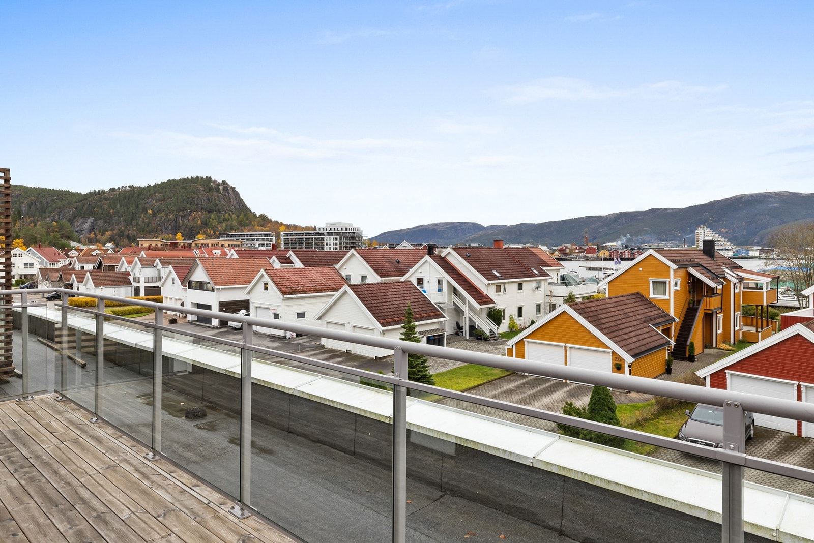 Nyt solrike dager og lune kvelder, med flott utsikt over byen og de maritime omgivelsene.. Galleribilde