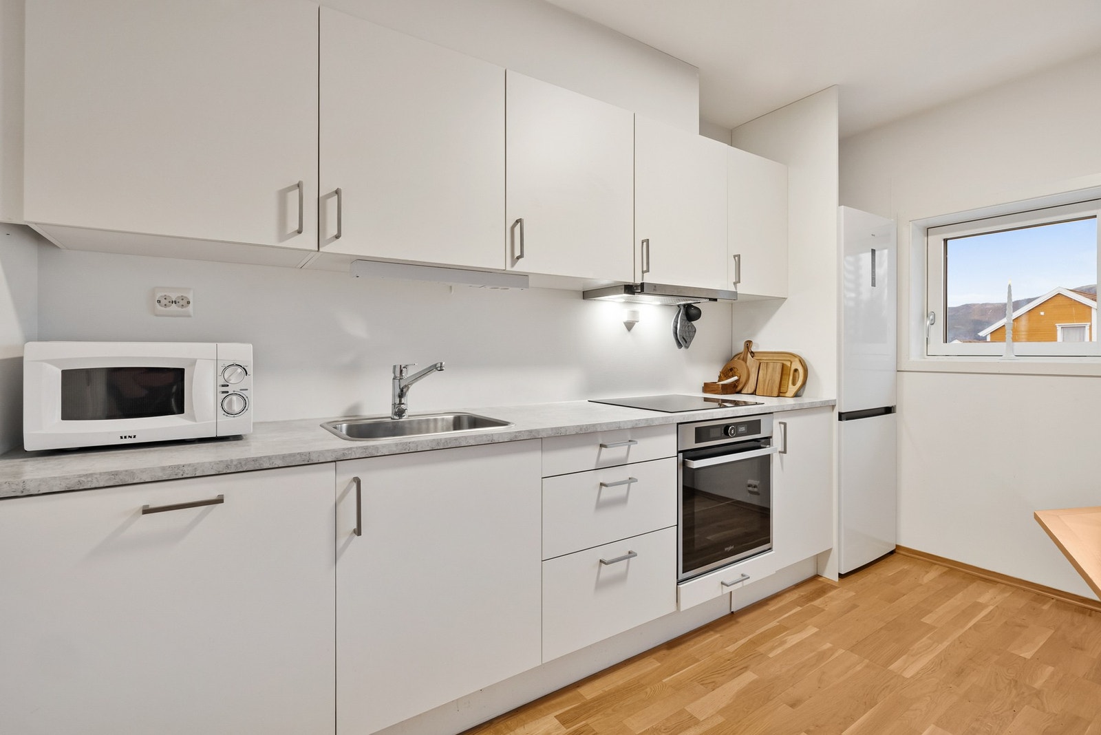 Klassisk kjøkken i hvitt med rene linjer og tidløst uttrykk Galleribilde