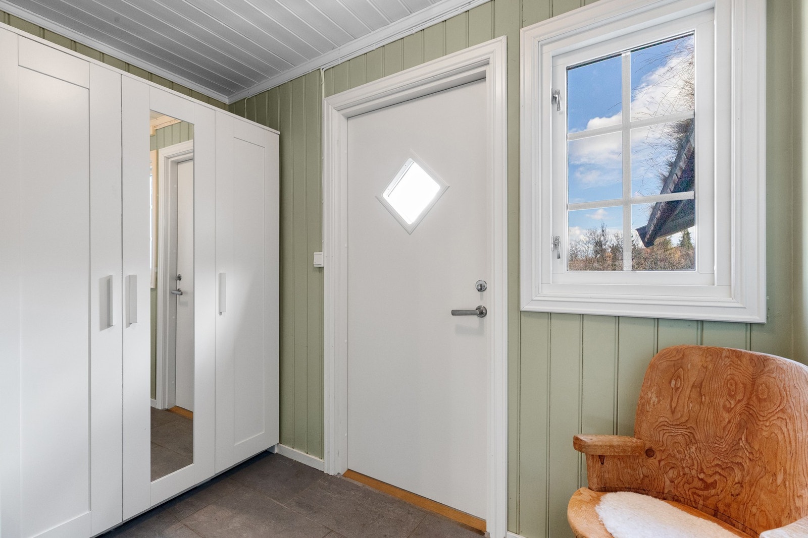 Entré med garderobeskap for oppbevaring av yttertøy og sko Galleribilde