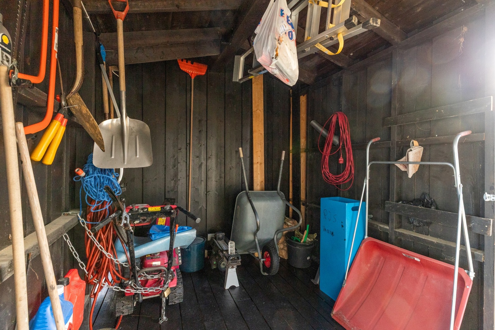 Overbygd areal med plass til redskap og utstyr Galleribilde