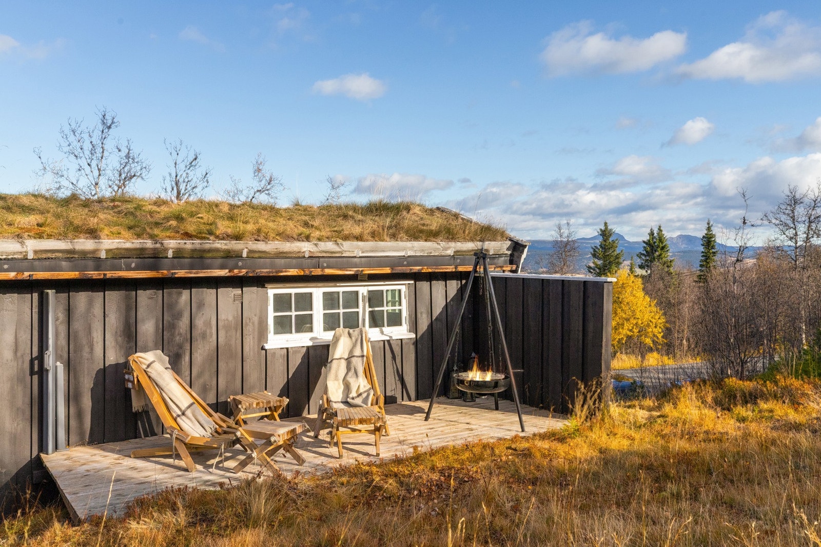 På baksiden av uthus er det laget en platting med plass til sittegruppe. En levegg på ene siden gir en lun effekt og skjermer mot veien Galleribilde