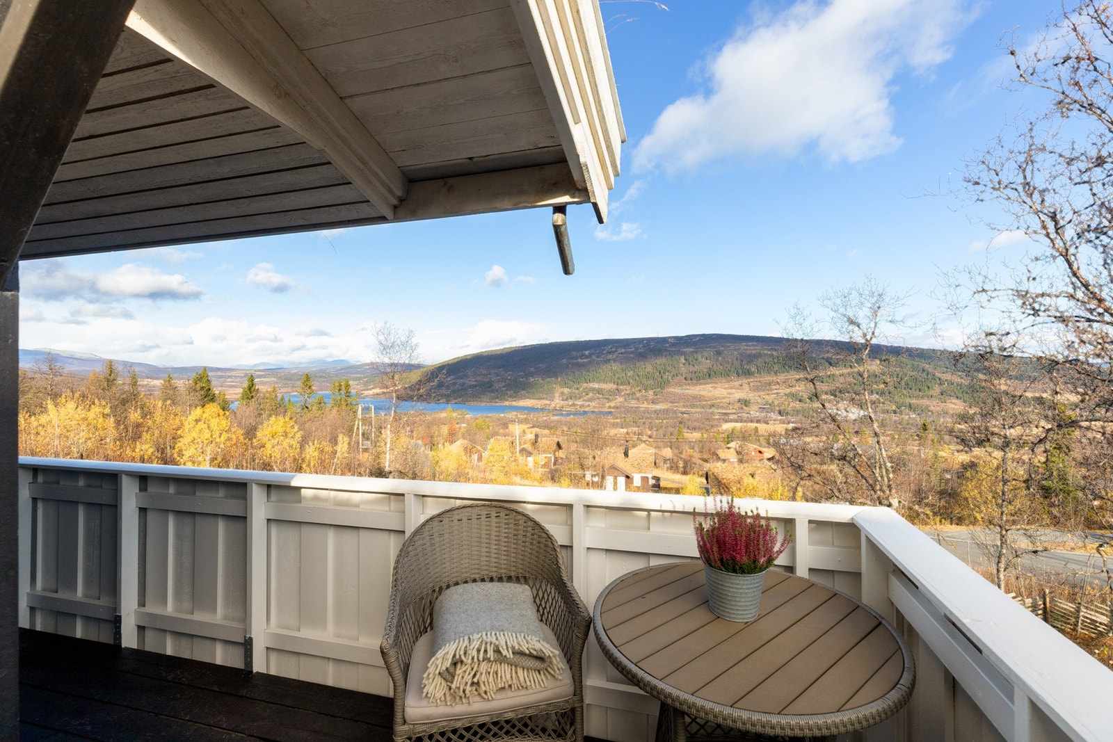 Veranda har flere soner for sittegrupper Galleribilde