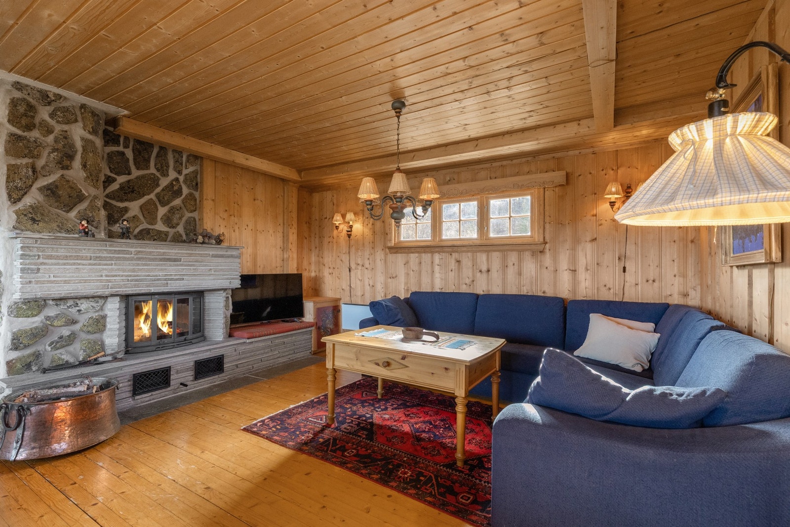 Stuen har peis som gir rommet en hyggelig atmosfære og god varme på de kalde dagene Galleribilde