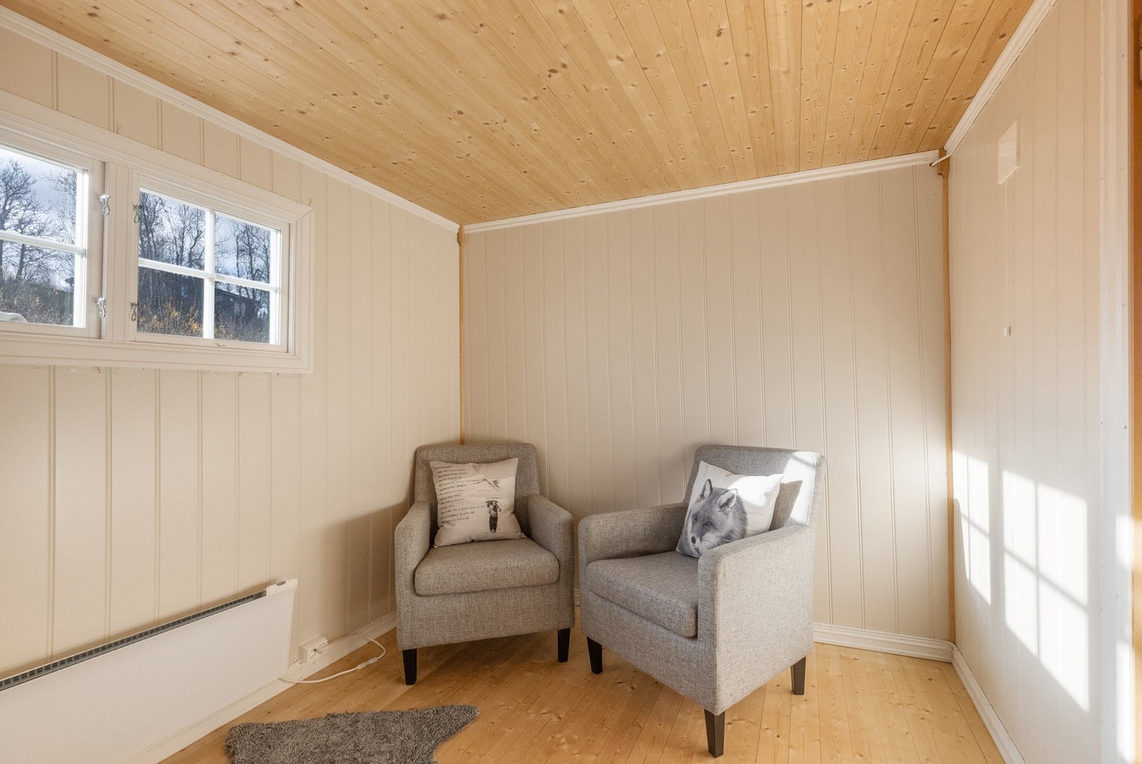 Vi gjør oppmerksom på at rommet ikke er godkjent som varig opphold, se mer informasjon under ferdigattest og lovligheter i salgsoppgaven. Galleribilde