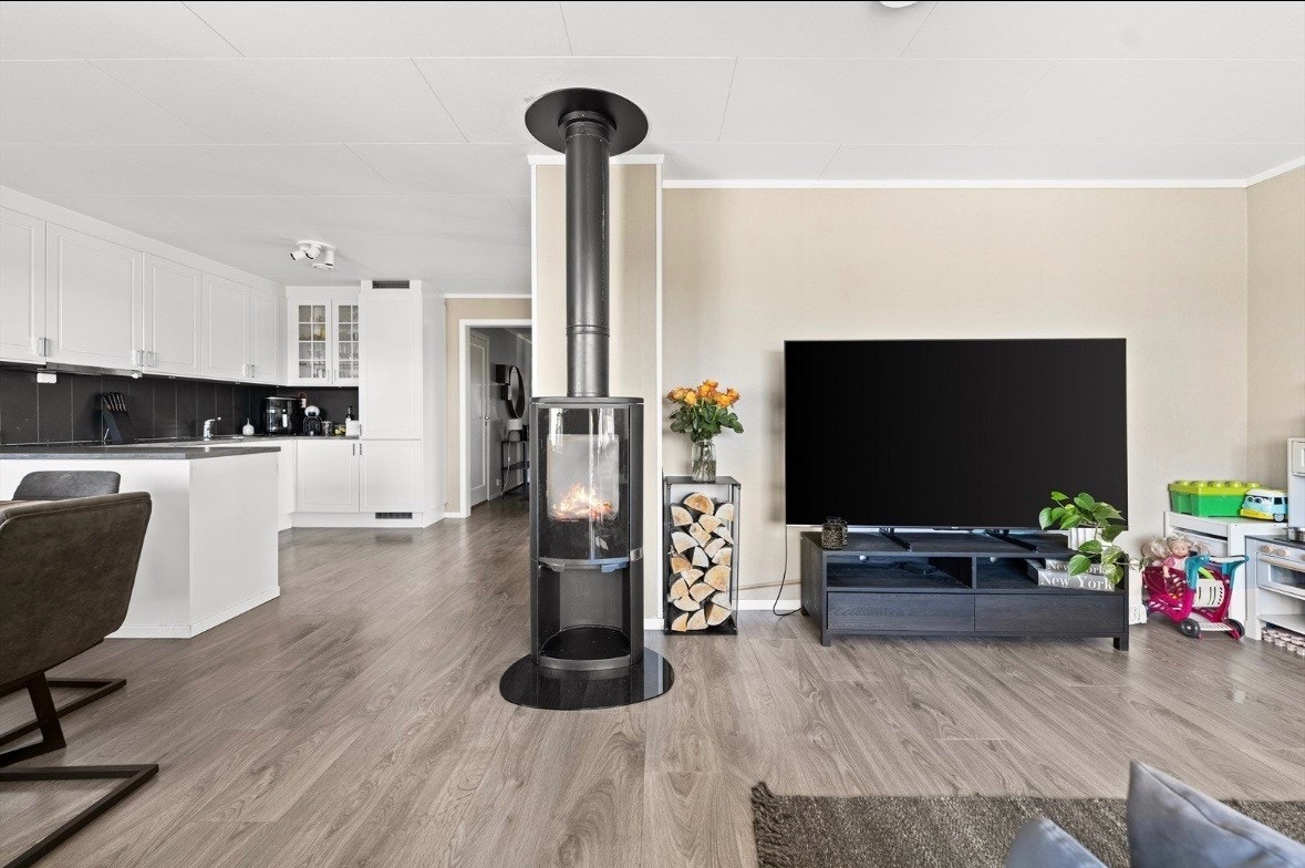 Stuen har stilig peis som varmer godt på kalde dager Galleribilde