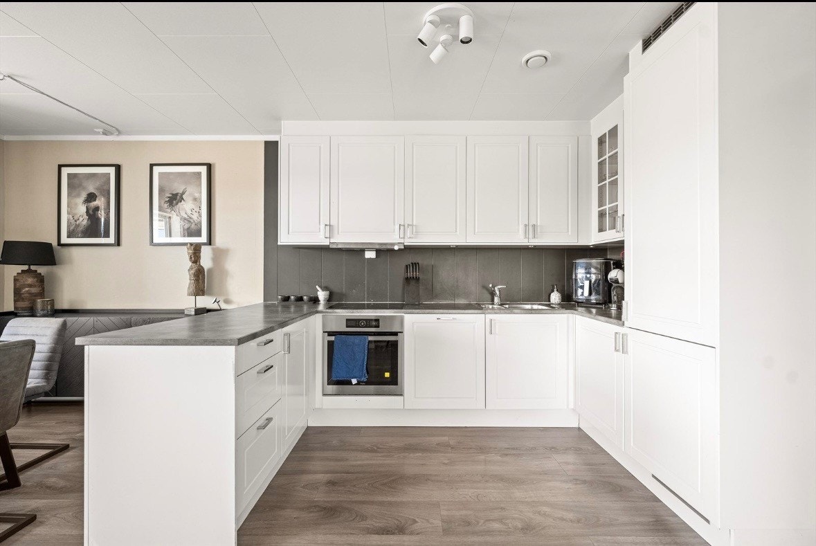 Kjøkkenet har integrert hvitevarer som stekeplater , komfyr, kjøleskap og oppvaskmaskin. Galleribilde