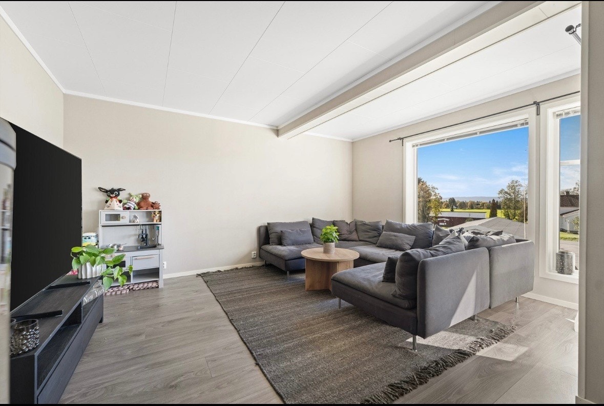 Fra stuen er det utgang til en herlig veranda på ca 11 kvadratmeter. Galleribilde