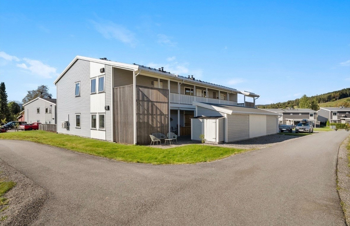 Inngangsparti med boder i framkant Galleribilde