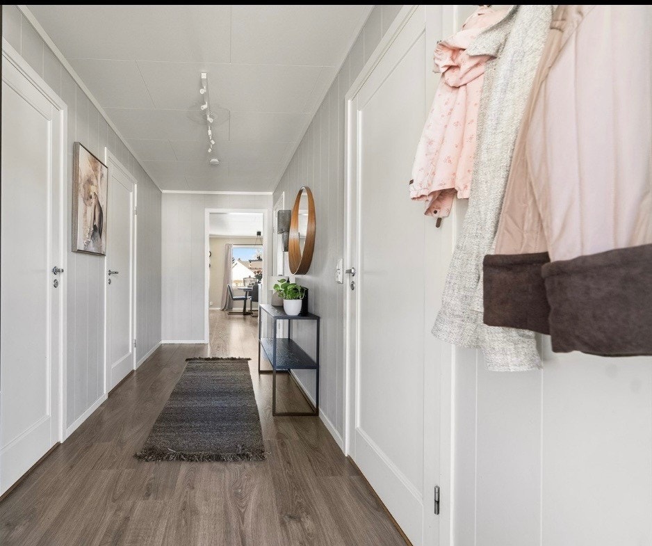 God plass til oppheng av yttertøy og til å sette fra seg av skoene. Galleribilde