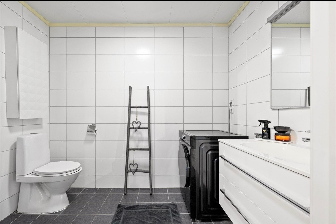 Delikat bad med flislagt overflate, elektriske varmekabler og balansert ventilasjon Galleribilde