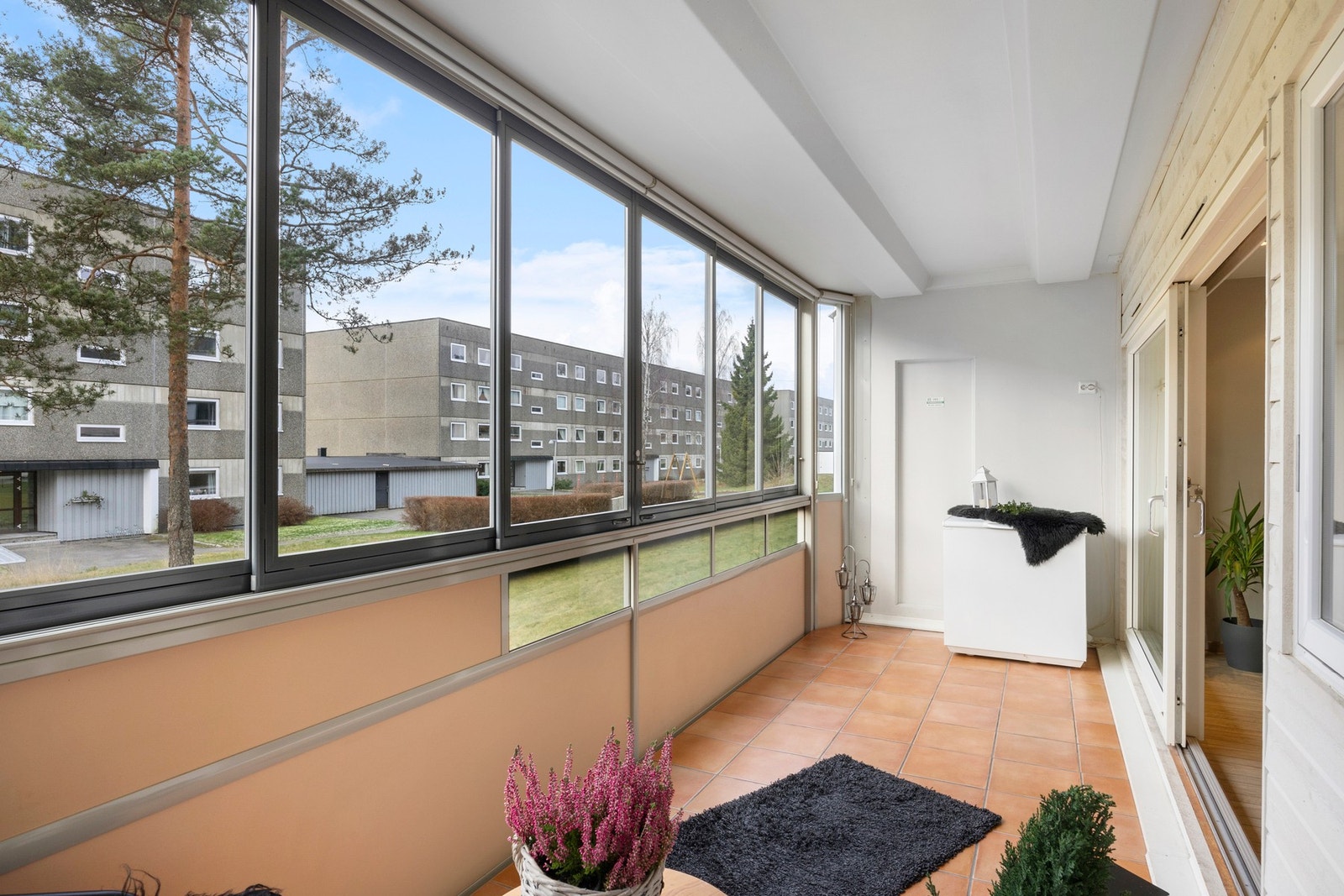 Fra stuen kommer du til en sydvestvendt innglasset balkong på hele 13m2 Galleribilde