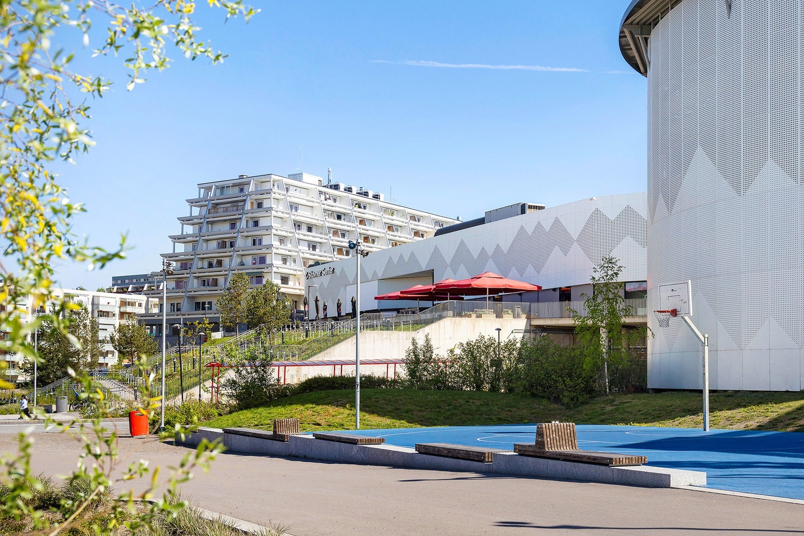 Det er kort vei til Stovner senter med en rekke fasiliteter og servicetilbud. Her er det også gode kollektivforbindelser med t-bane og buss Galleribilde