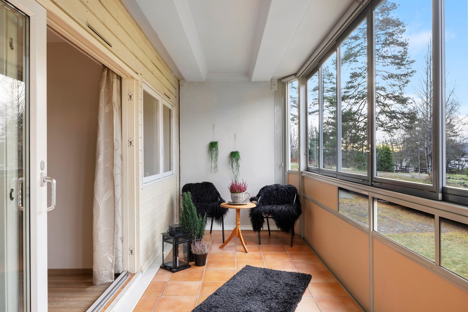 Denne boligen er en romslig og velholdt 3-roms leilighet med meget god standard og en sørvestvendt innglasset balkong på hele 13m2! Galleribilde