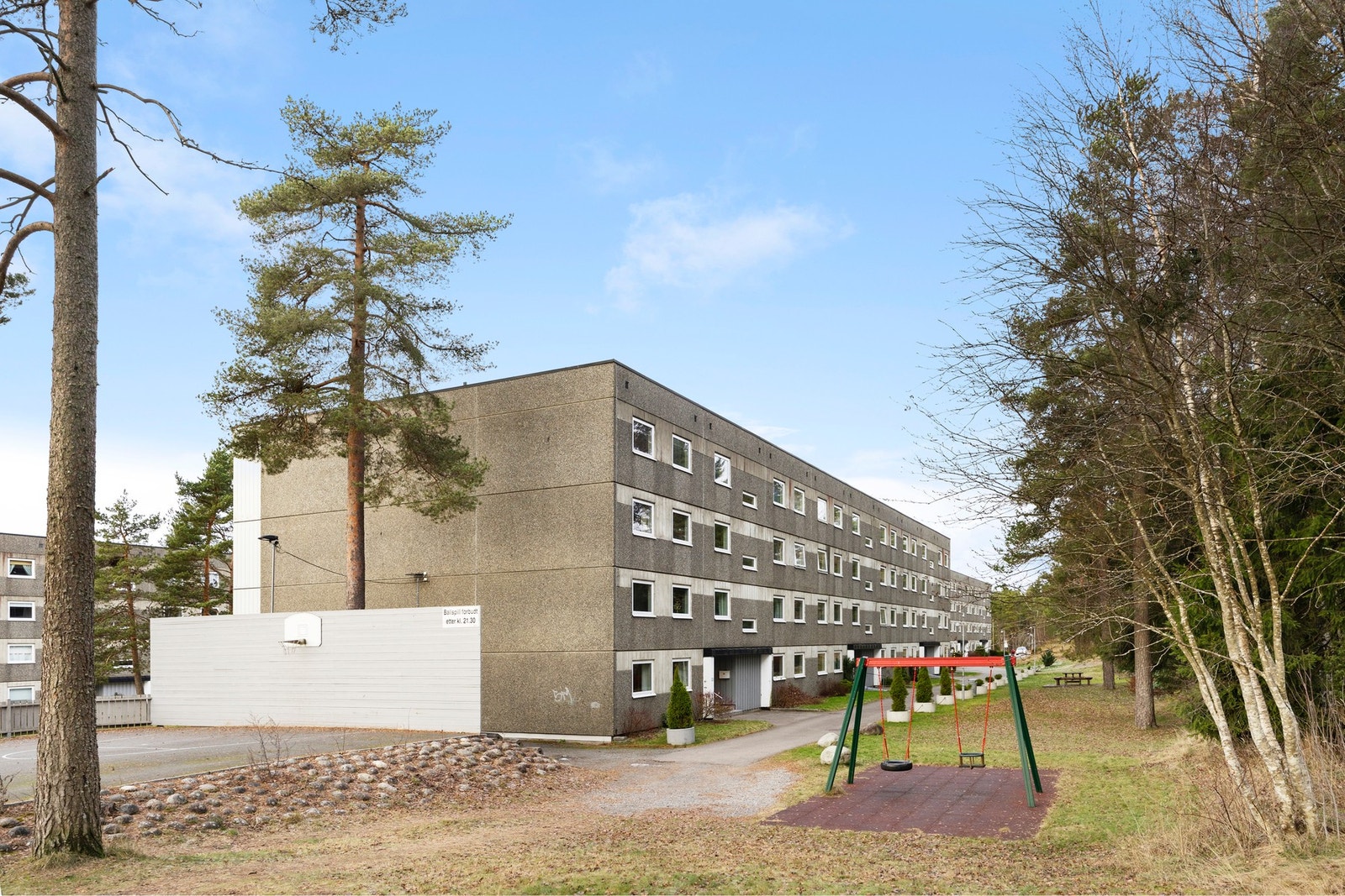 Stovnerhøgda borettslag ligger med nærhet til marka, skole og ulike servicetilbud. Dette gir leiligheten en ypperlig beliggenhet! Galleribilde