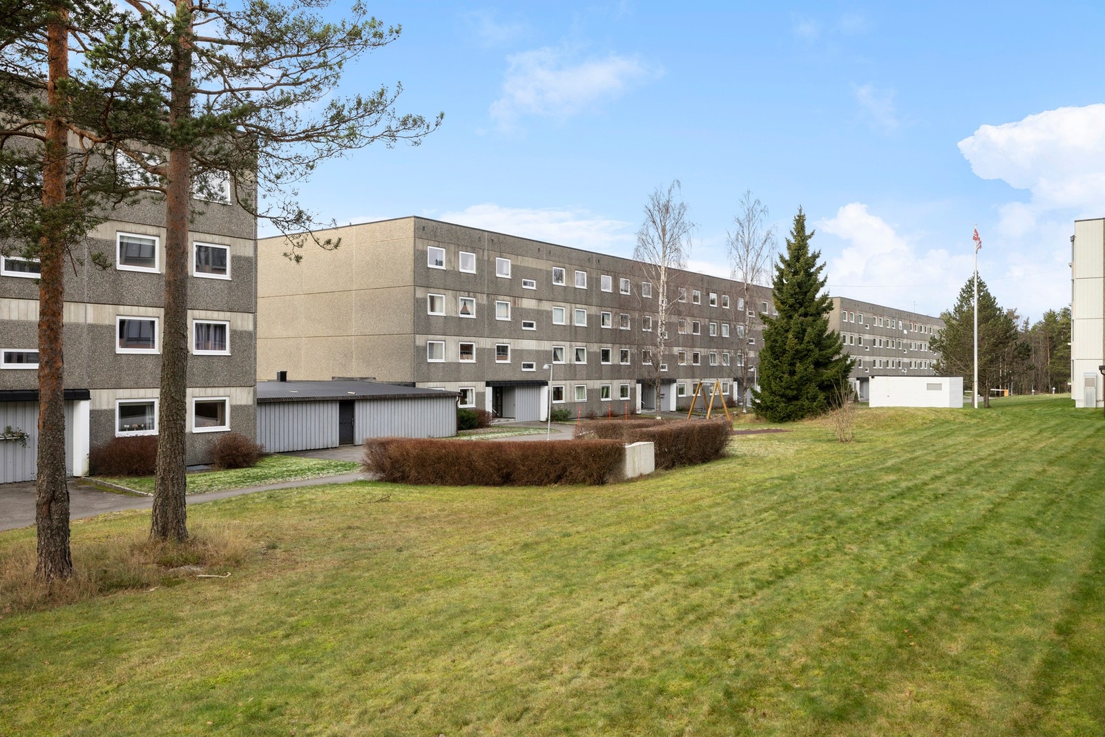 Det er grønne og pent opparbeidede fellesarealer i borettslaget Galleribilde
