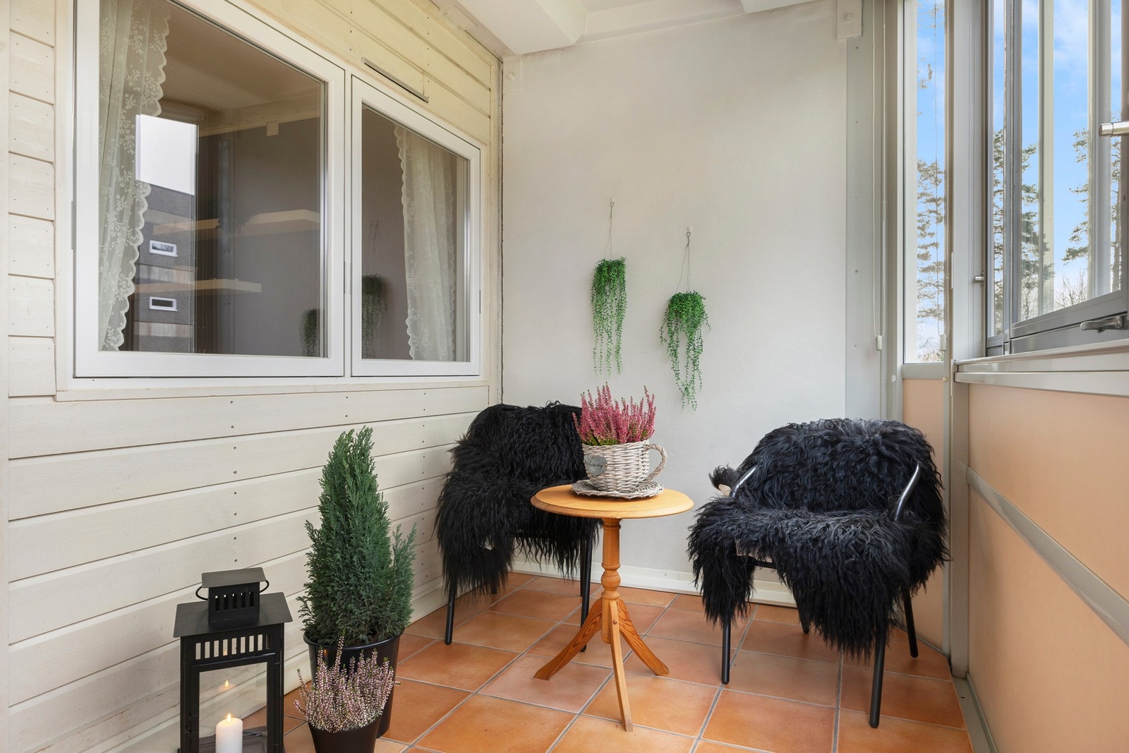 Det er god plass til å møblere med hagemøbler, ulik beplantning og grill Galleribilde
