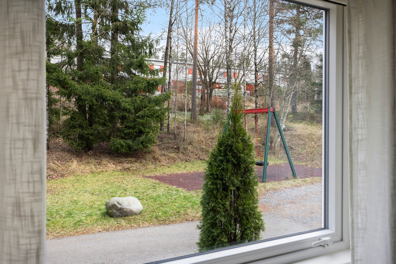 Leiligheten fikk nye vinduer og balkongdør i 2010 Galleribilde