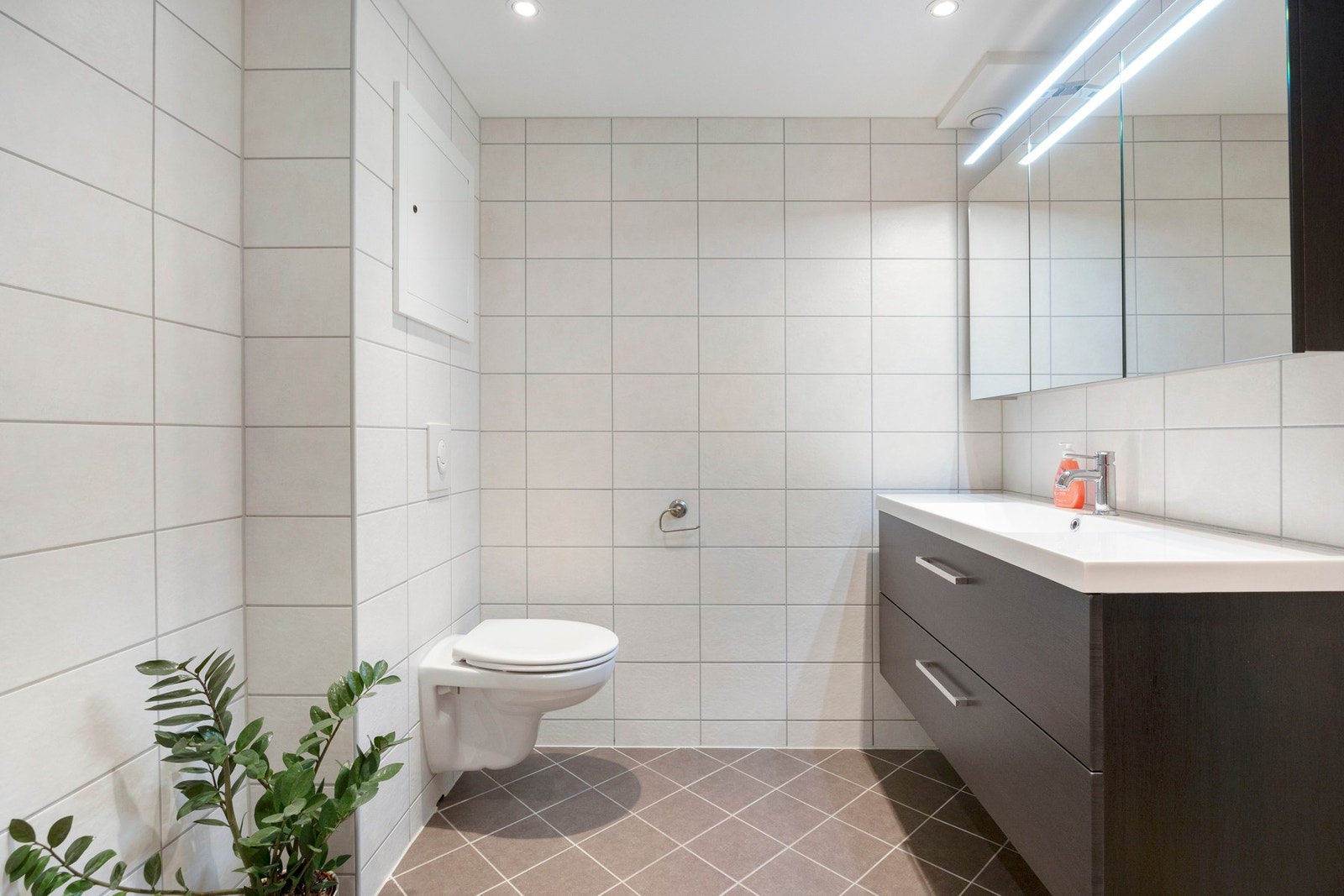 Pent flislagt bad med elektriske varmekabler i gulvet. Badet ble pusset opp i regi av borettslaget i 2017. Galleribilde