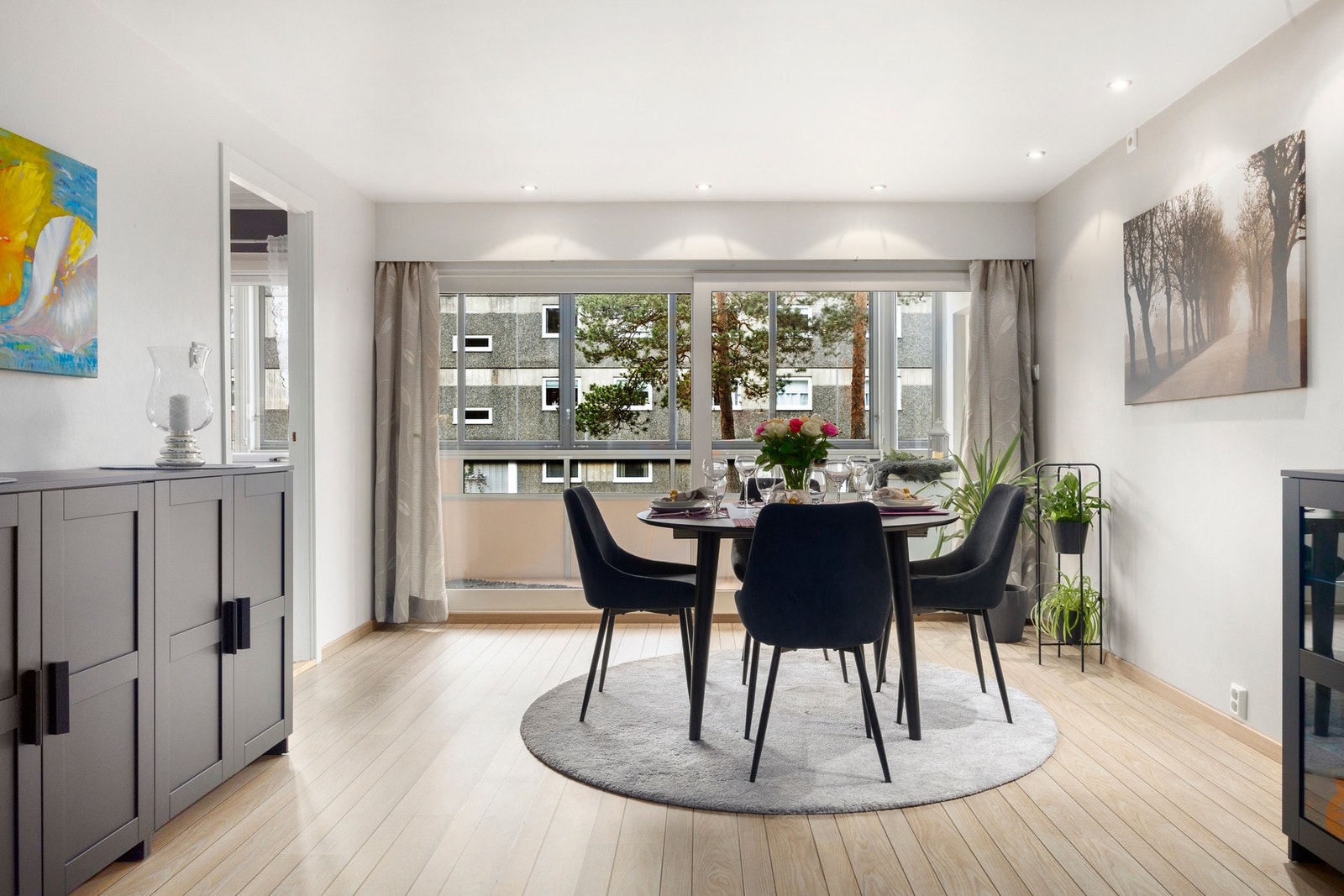 Inviter familie og venner til et smakfullt måltid. Med en så romslig stue er muligheten for en stor spisegruppe absolutt der! Galleribilde