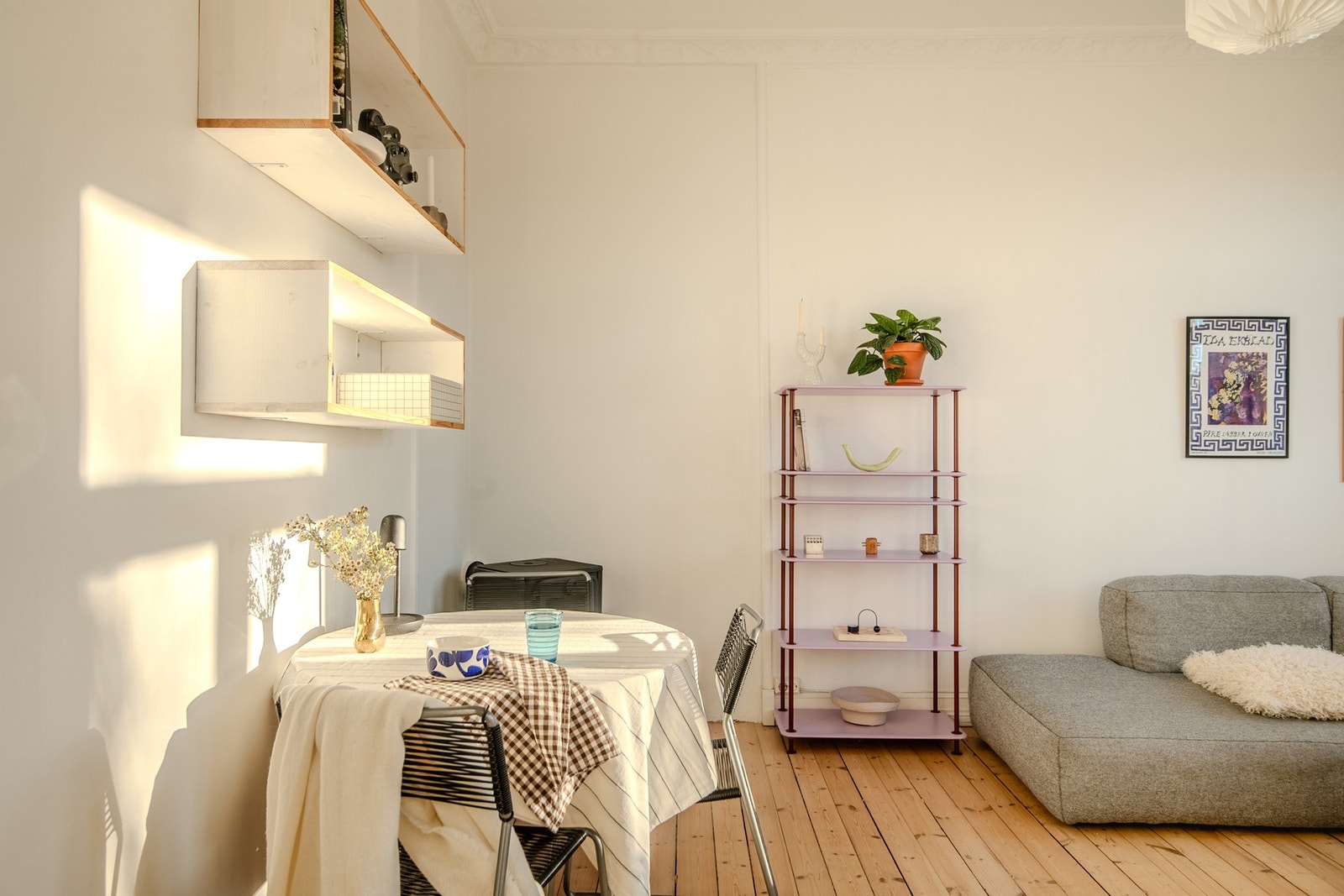 Et oppholdsrom med en sjarmerende kombinasjon av moderne uttrykk og klassiske detaljer! Galleribilde