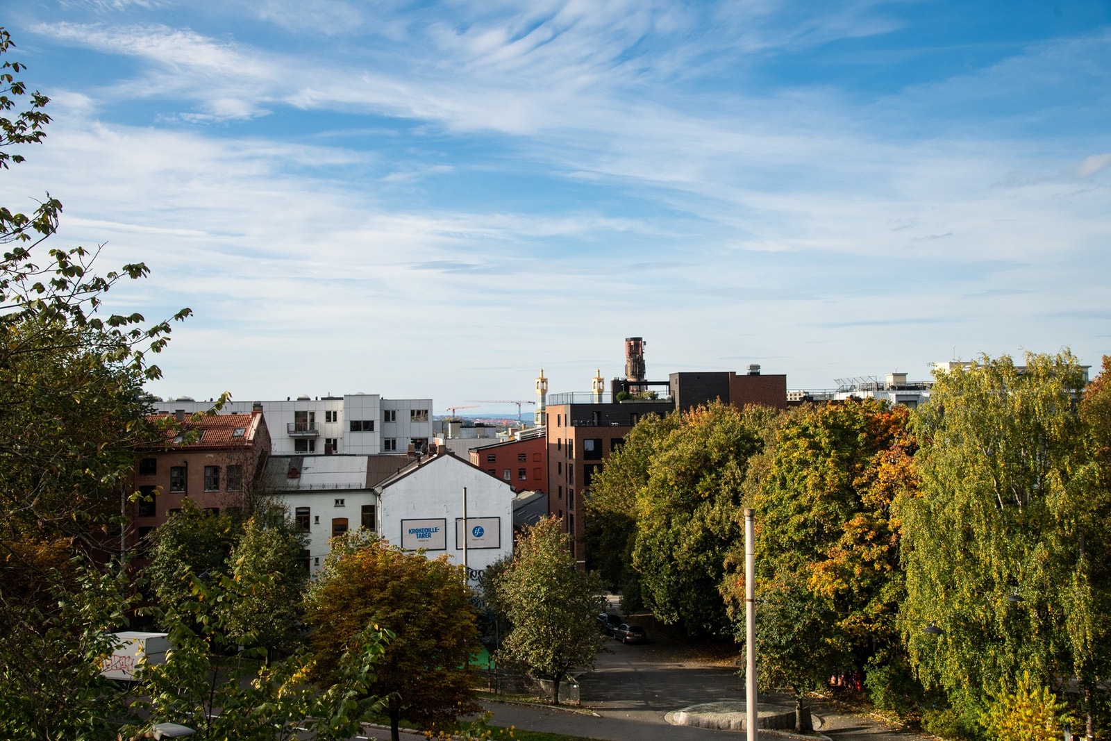 Leiligheten er beliggende i tredje etasje i en bygård fra 1897, så her får du en beliggenhet som gir flott overblikk over omgivelsene. Galleribilde