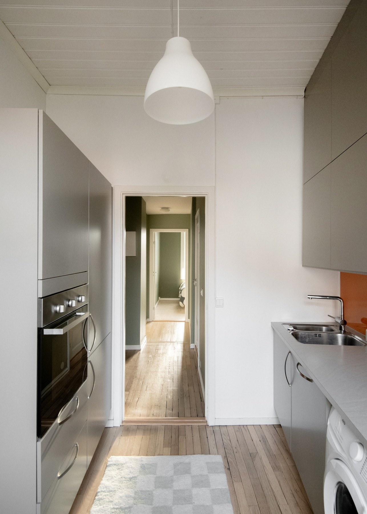 Den generøse takhøyden forsterker romfølelsen og skaper et luftig og innbydende hjem. Galleribilde