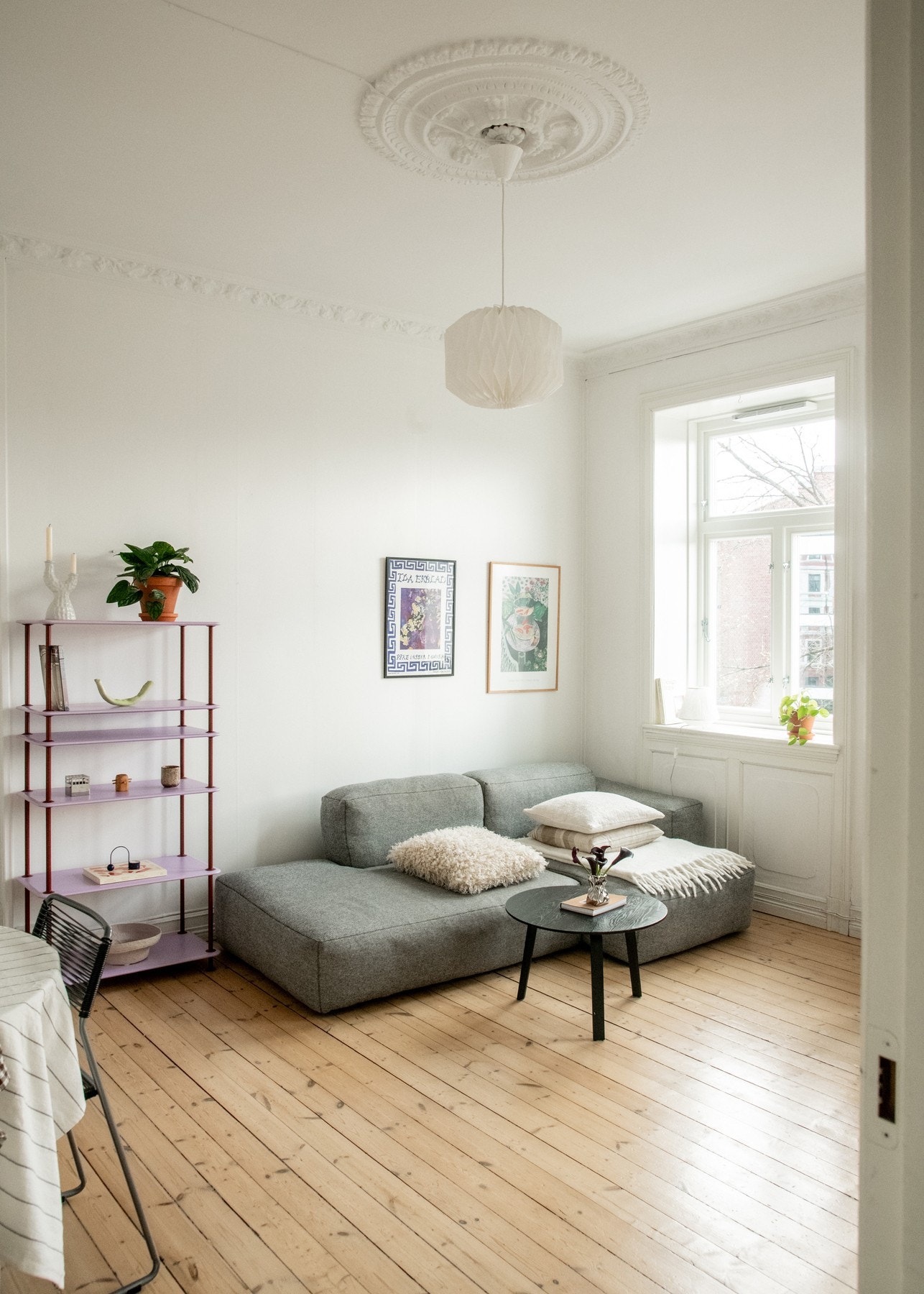 De klassiske detaljene består av stukkatur, rosetter og originale tregulv. Galleribilde