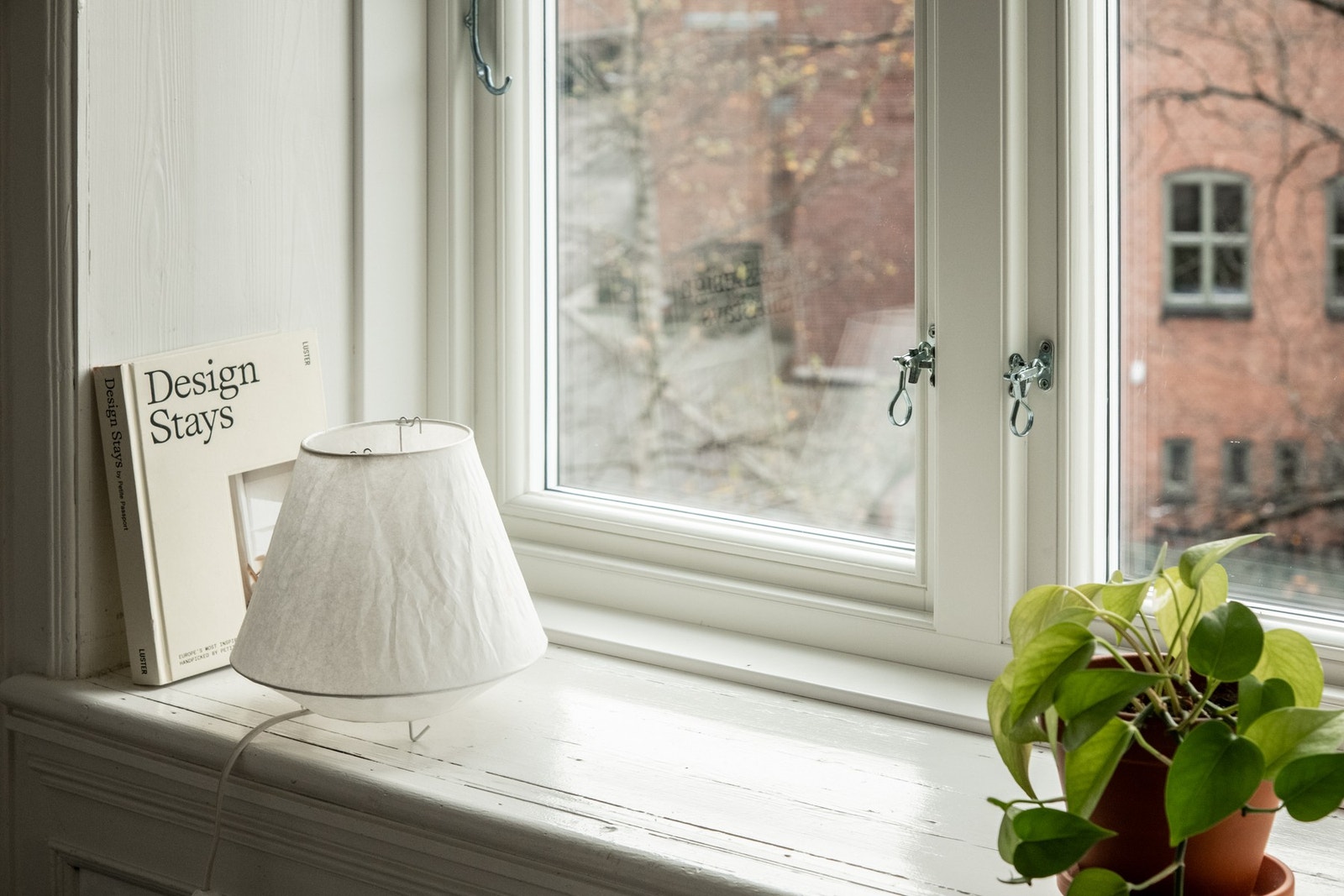 Store vindusflater med dype vinduskarmer gir rikelig med naturlig lys og en vakker innramming mot omgivelsene utenfor. Galleribilde