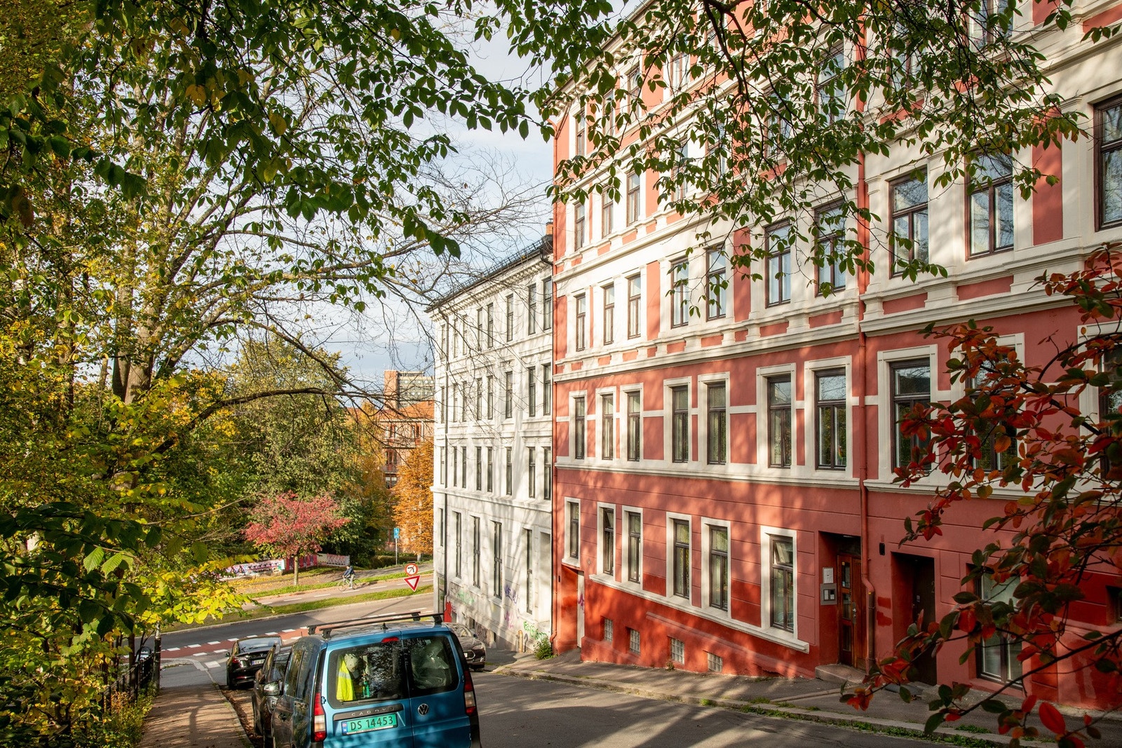 Med en sentral, men tilbaketrukket beliggenhet på populære Kampen, omringet av sjarmerende trehusbebyggelse, bor man her i et urbant og svært hyggelig boligområde med kort vei til "alt". Galleribilde