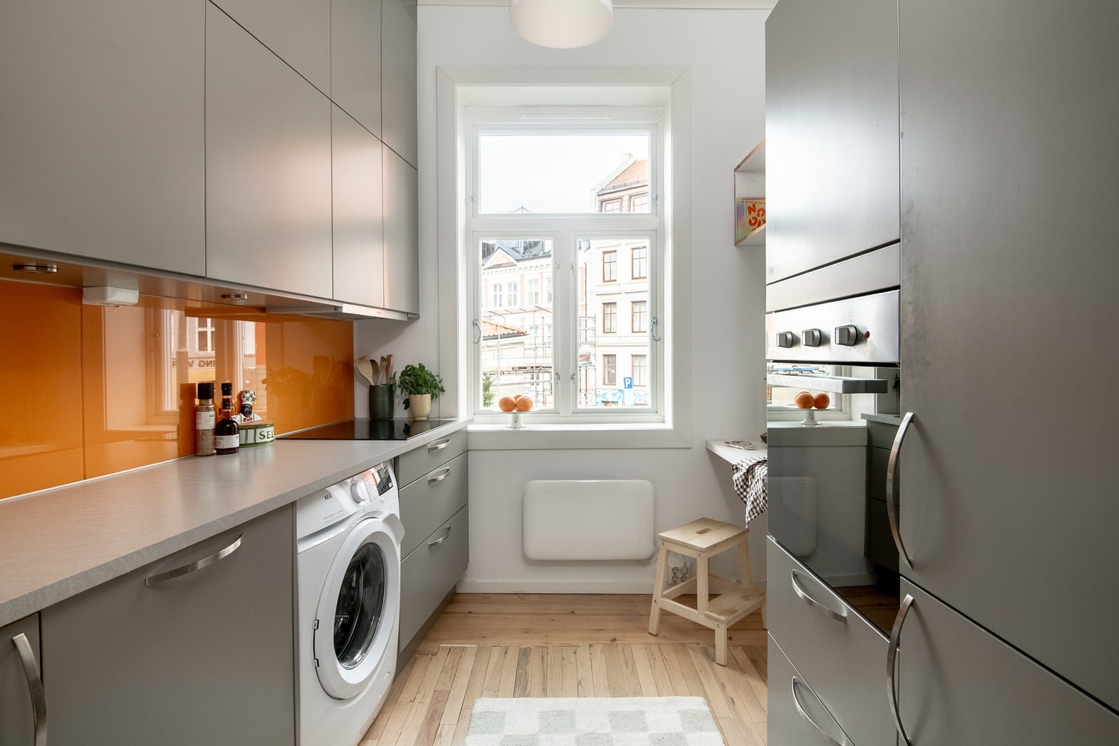 Kjøkkenet ligger i separat rom og har i dag en moderne HTH kjøkkeninnredning med rikelig av oppbevaringsplass. Galleribilde