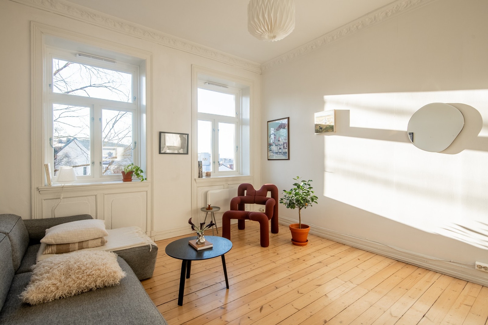 Leiligheten byr på både klassiske detaljer og god atmosfære. Galleribilde