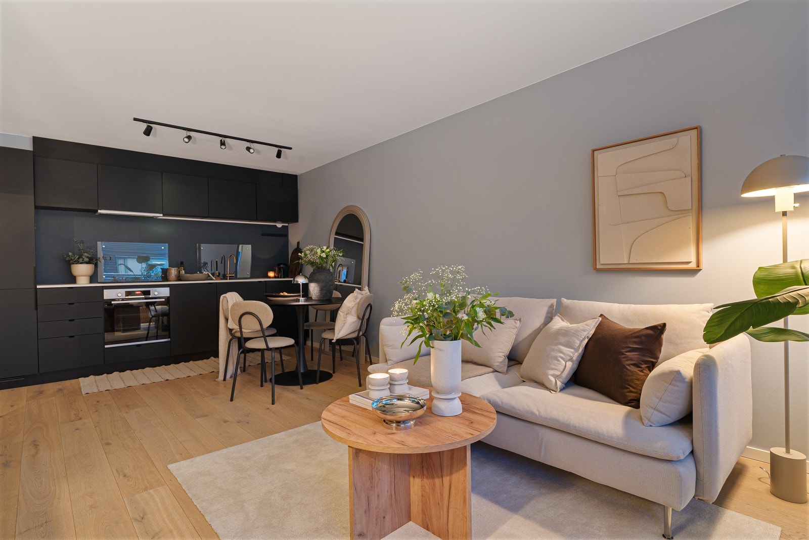 Stuen og kjøkkenet har flotte gulv og moderne farger på vegger. Galleribilde