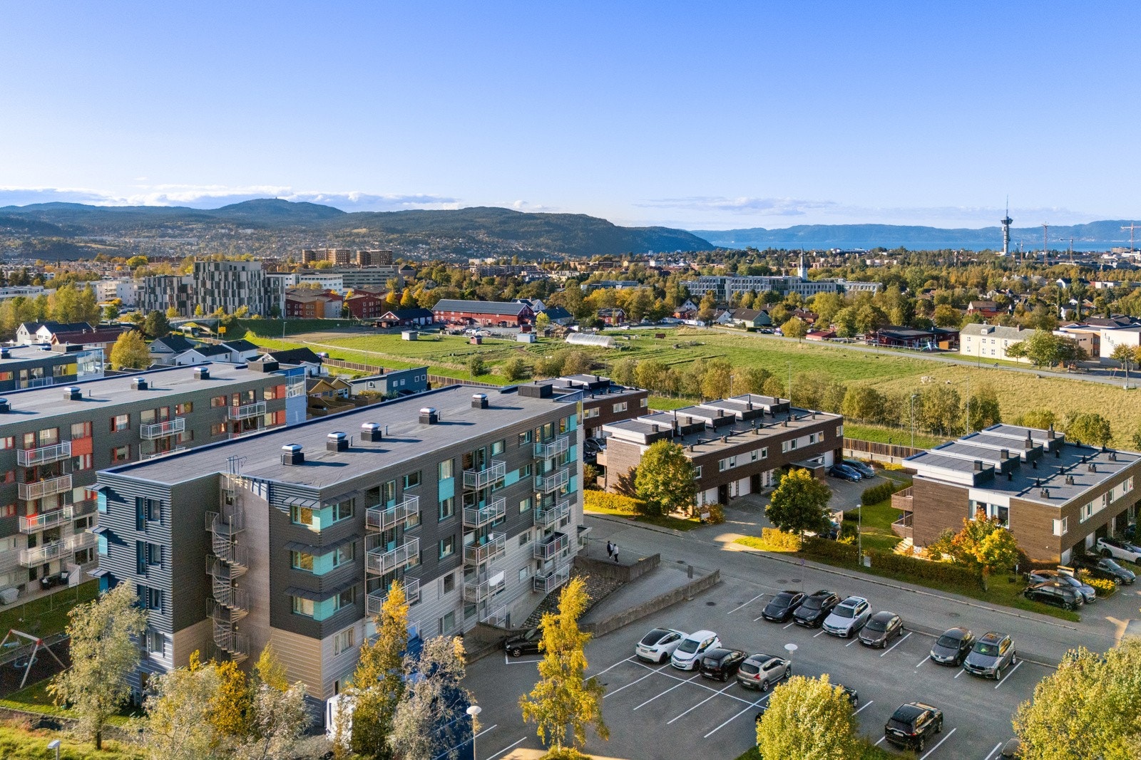 På Bergheim har du kort vei til flotte turløyper mot Dragvoll og Estenstadmarka. Det er kort avstand til metrobussen, dagligvare, NTNU og en rekke servicefunksjoner. Galleribilde