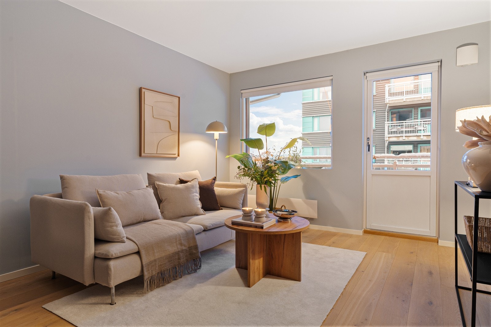 Store vindusflater gir godt med naturlig dagslys inn i leiligheten. Fra stuen er det utgang til balkongen. Galleribilde