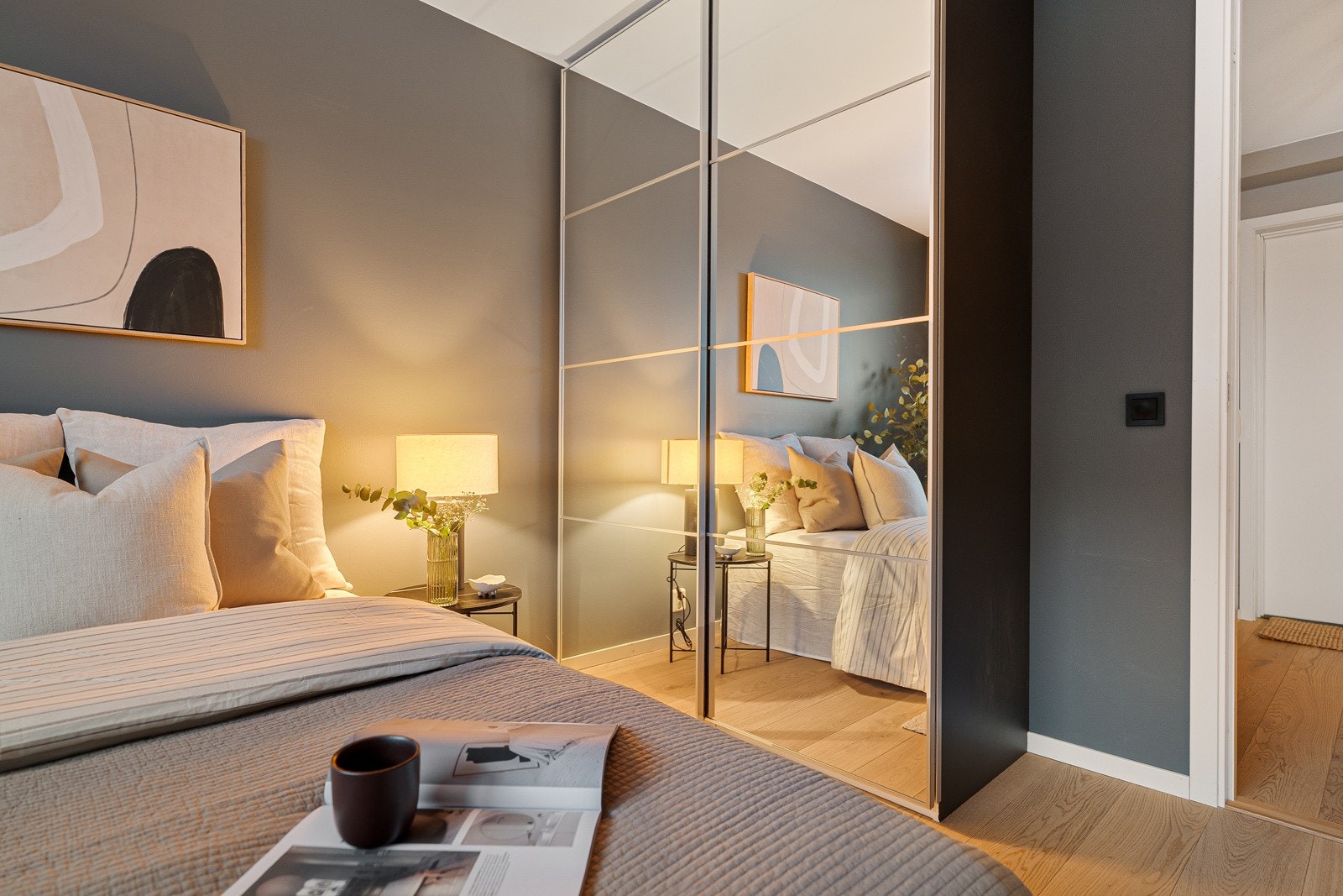 Soverommet har plass til dobbeltseng, nattbord og en skyvedørsgarderobe med speilfronter. Galleribilde