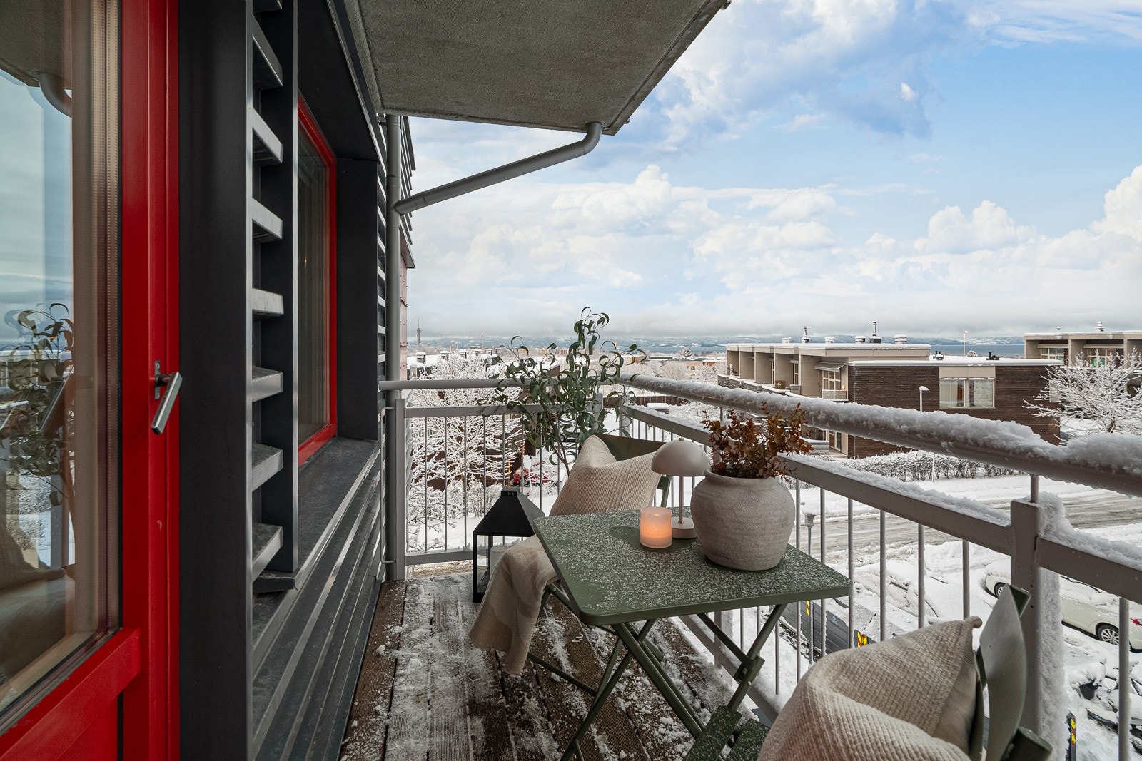 Østvendt balkong på ca 5 kvm. som har plass til utemøblement. Her har man formiddagssolen. Galleribilde