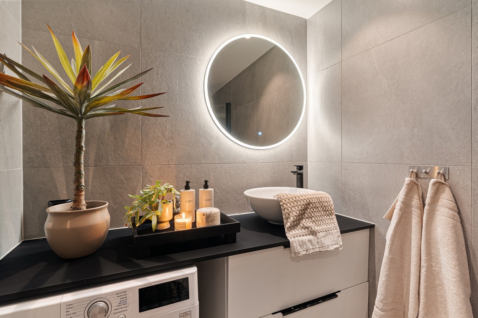 Det er også opplegg for vaskemaskin. Vaskemaskin med tørkefunksjon følger også med. Galleribilde