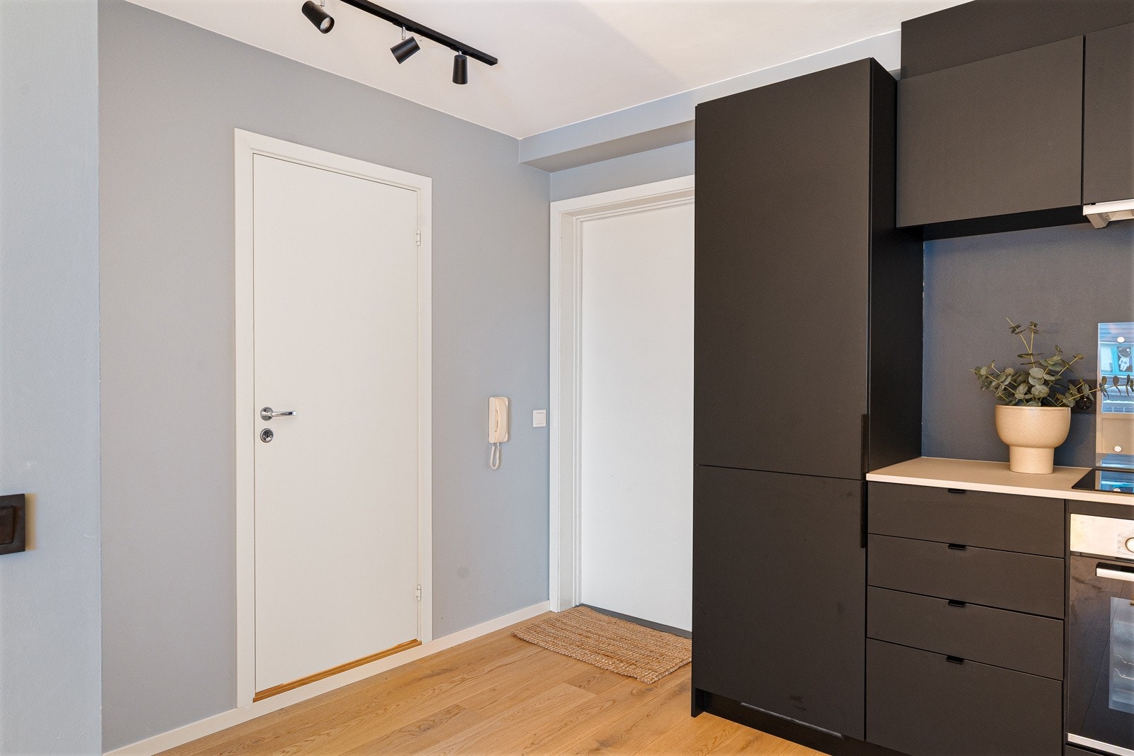 Velkommen inn! I gangen er det porttelefon. Galleribilde