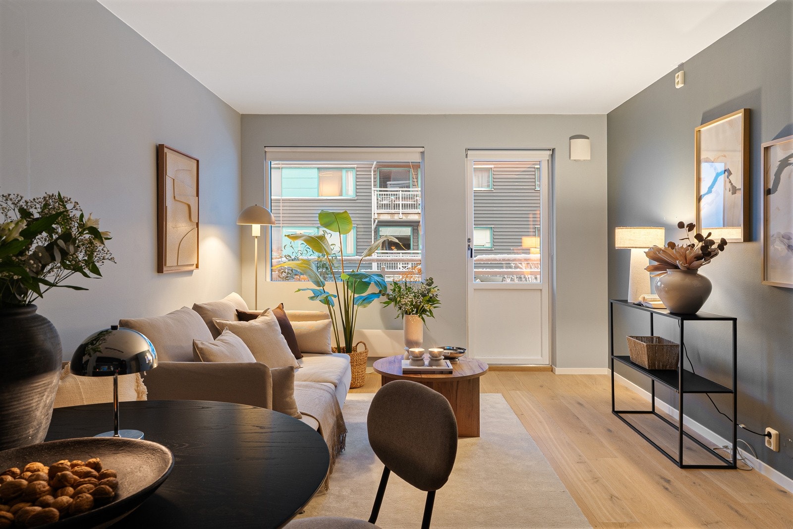 Størrelsen på stuen gir god plass til sofa, mediemøblement og spiseplass. Galleribilde