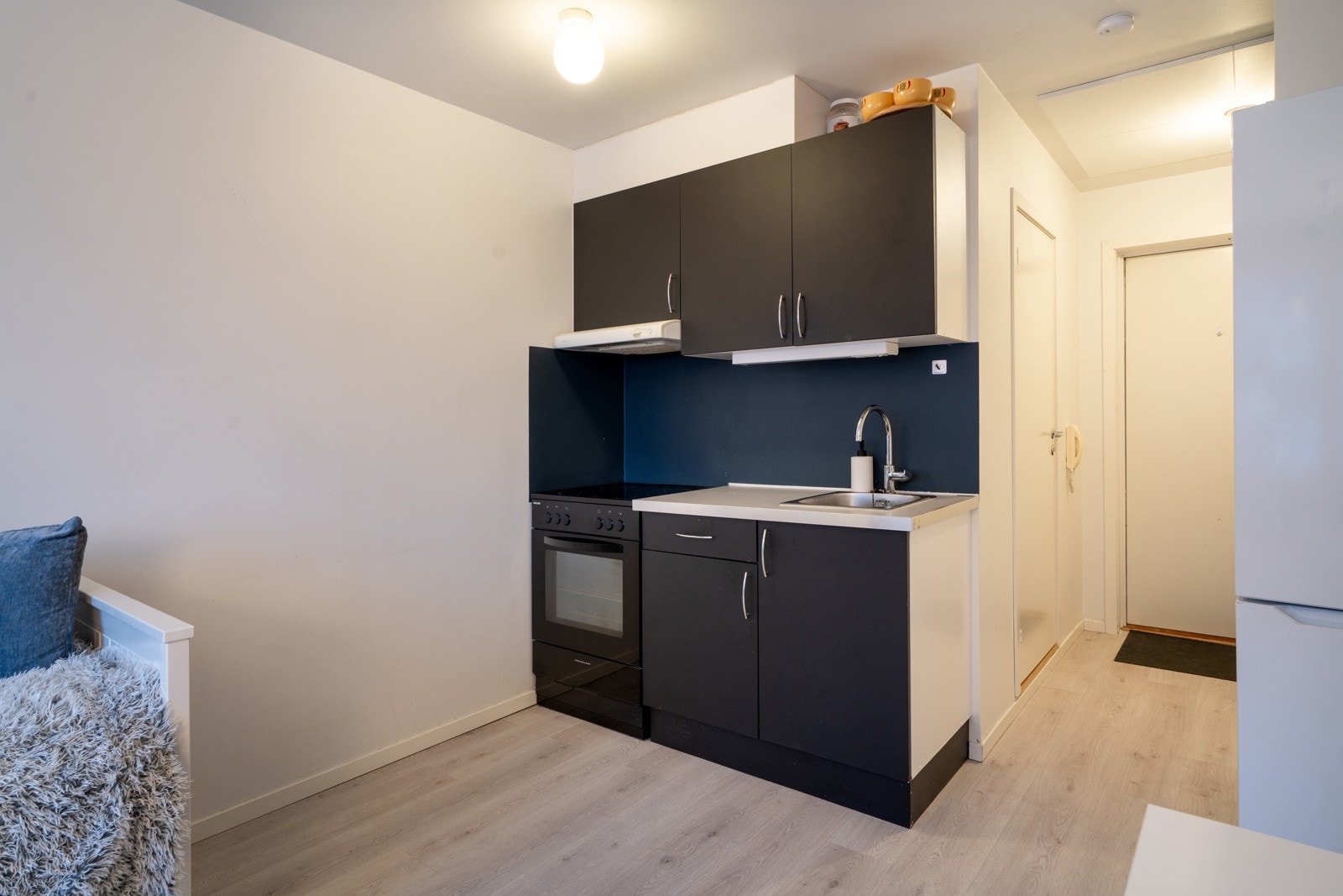 Hybelen som leies ut for kr. 7.500,-. har den samme gode standarden og har sortmalte fronter på kjøkkeninnredningen. Galleribilde