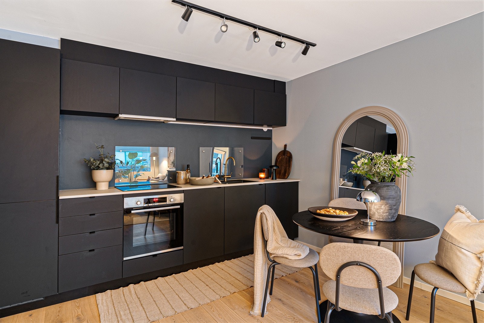 Kjøkkenet har en sort innredning med godt med skap- og benkeplass. Galleribilde