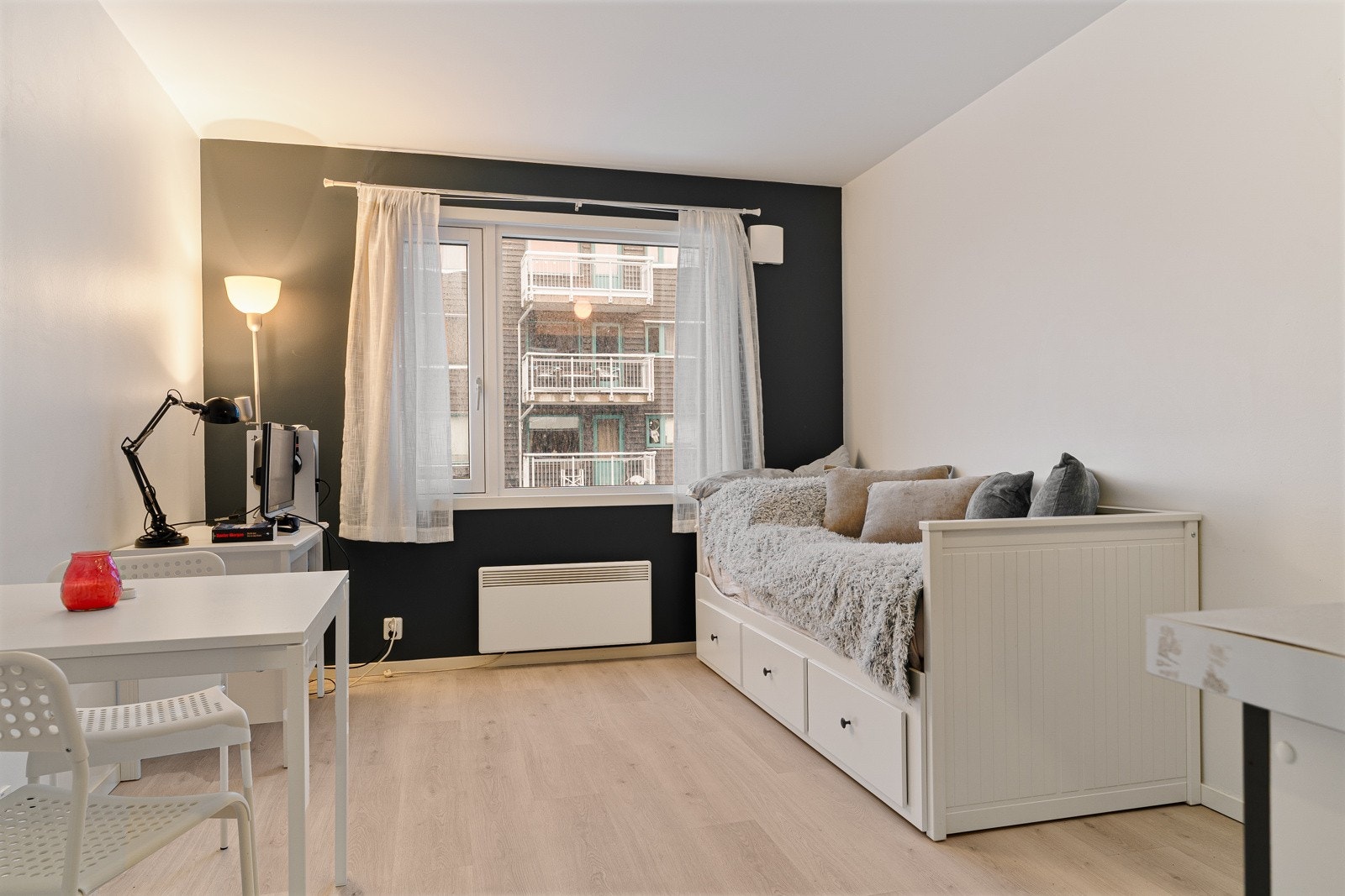 Stue/soverom på hybeldel. Her kan man innrede etter eget ønske. Med f.eks. sovesofa, spisebord og tv- møblement. Galleribilde