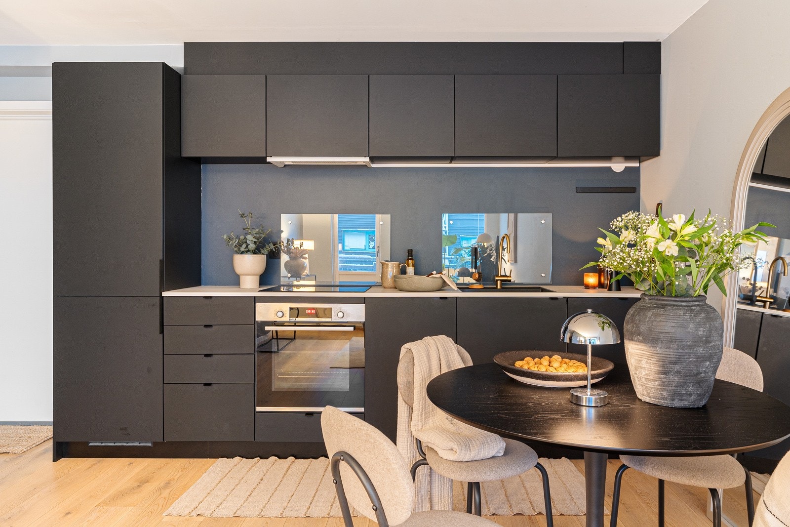 Det er selvfølgelig integrerte hvitevarer som komfyr, platetopp, oppvaskmaskin, kjøle- og fryseskap som medfølger i handelen. Galleribilde