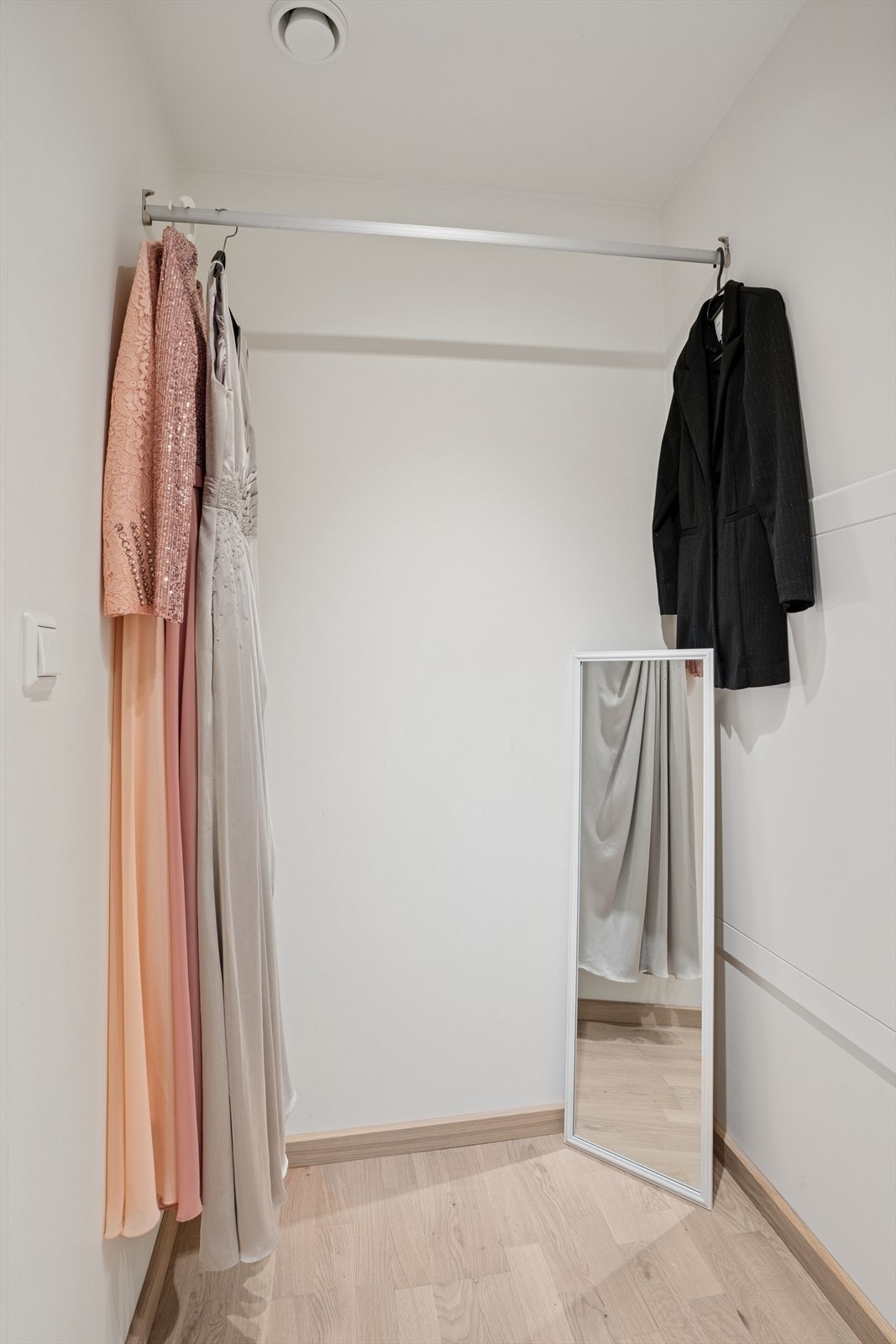 Boden kan brukes som garderobe og har gode oppbevaringsmuligheter. Galleribilde