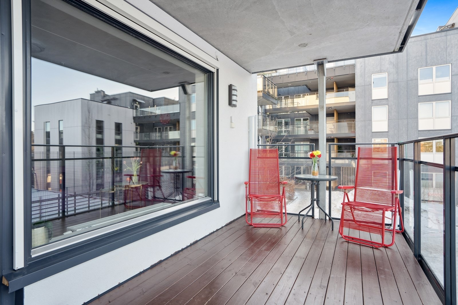 Her er det god plass til å sette utemøblene sine og virkelig nyte de herlige omgivelsene. Galleribilde