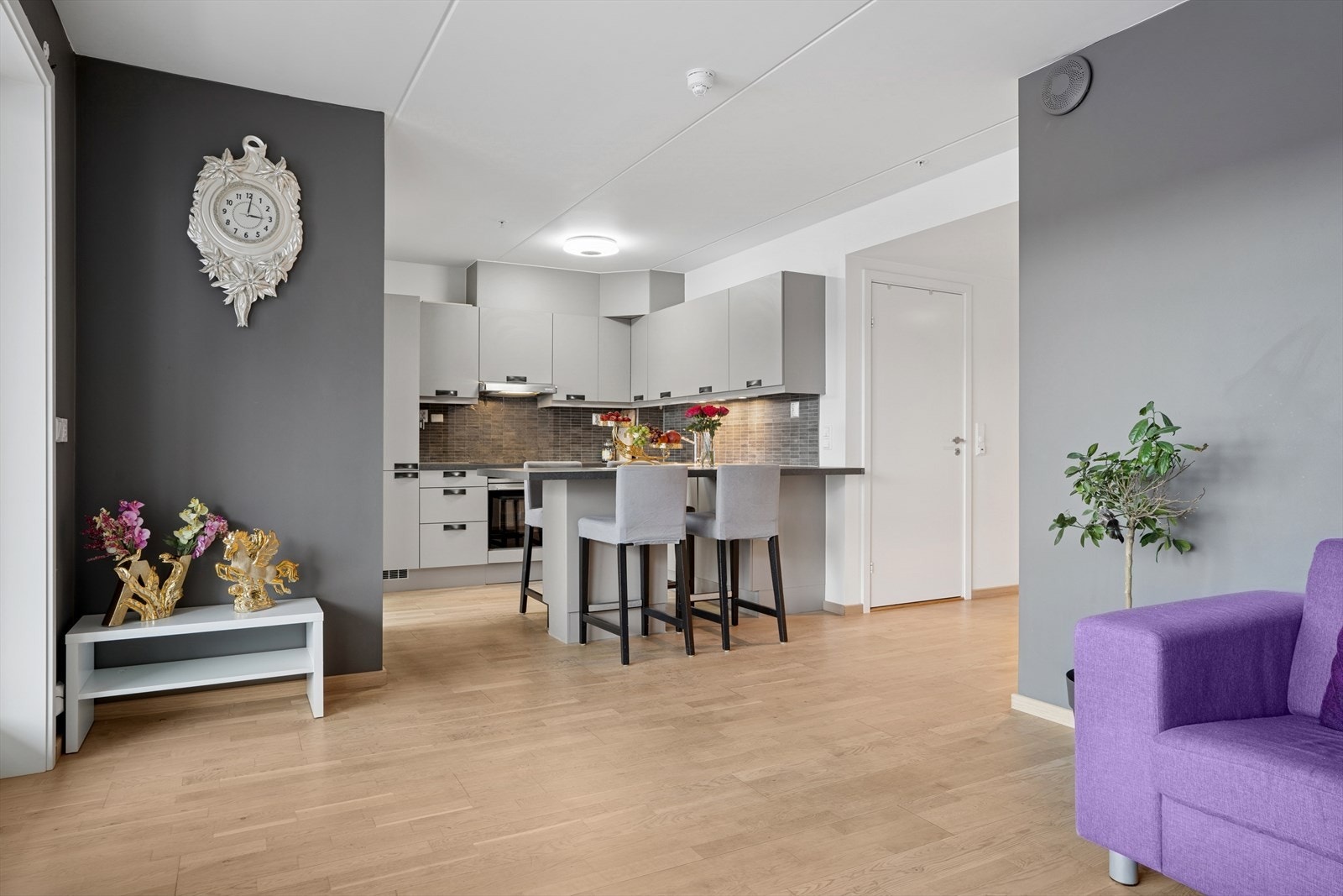 Stuen fungerer som et naturlig samlingspunkt for familie og venner, og passer like godt til hyggelige sammenkomster som til rolige kvelder hjemme. Galleribilde