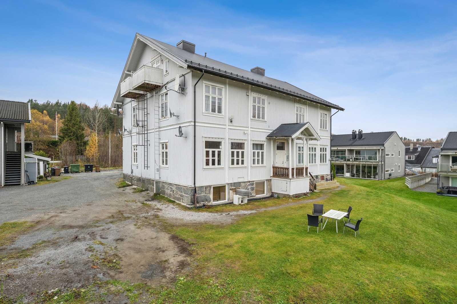 På sameiets felles tomt er det godt med boltreplass. Galleribilde