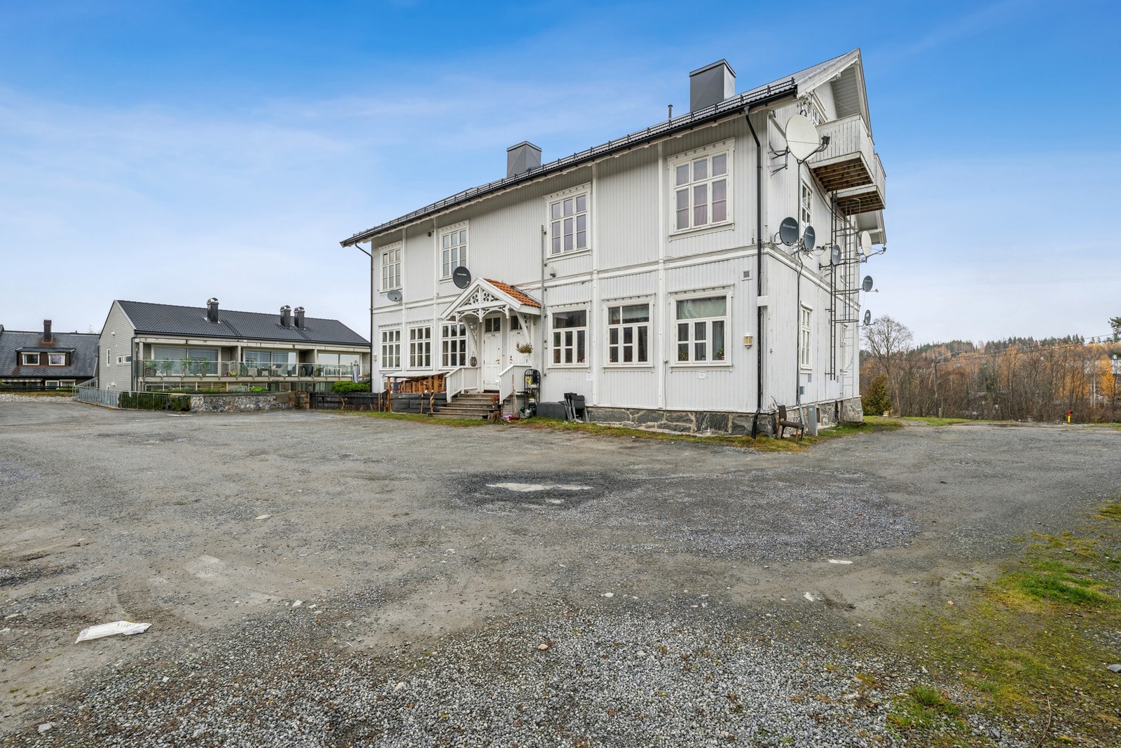 Det medfølger parkeringsplass til leiligheten på sameiets felles tomt. Galleribilde