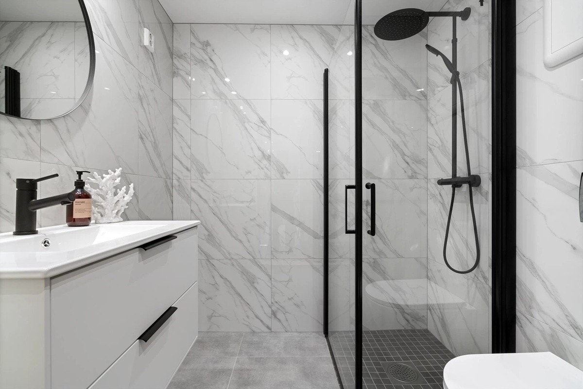 Bad med dusjnisje Galleribilde